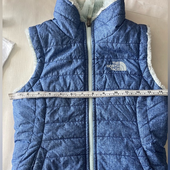 Like New The North Face Girls Size S (7/8) Reversible Vest (Blue/light blue fur) - Picture 5 of 5